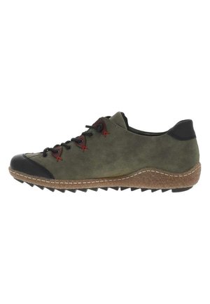 Baskets en daim vert olive avec un capuchon en caoutchouc noir, des lacets rouges et une semelle texturée marron. Présente une forme arrondie et un design simple.