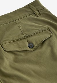 Next SLIM FIT PREMIUM - Chinos tipa bikses - khaki green