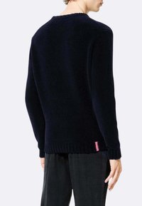 Maglione blu navy lavorato a maglia con scollo rotondo, polsini e orlo a coste. Presenta un piccolo tag rosa in basso a sinistra.