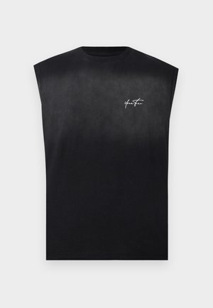 Camiseta sin mangas negra con un pequeño logo blanco en cursiva que dice "Your Story" en el lado izquierdo del pecho sobre un fondo gris.