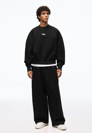 Bershka, SET - SWEATSHIRT AND TROUSERS - Survêtement - dark grey