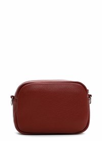 Borsa a tracolla rettangolare in pelle marrone con texture a granuli e anelli metallici argentati su ogni lato per il manico.