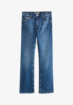 Jeans bootcut w średnim niebieskim denimu. Posiada pięć kieszeni, zapięcie na guzik i zamek błyskawiczny, z lekkim przetarciem i prostym otworem nogawki.