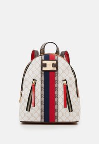 Vit ryggsäck med geometriskt mönster, prydd av röda, marinblå och bruna ränder. Två dragkedjefickor fram, detaljer i guld och justerbara remmar.