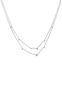 Schichtkette in Silberoptik mit zwei Ketten und fünf runden Anhängern, jeweils mit einem klaren Edelstein besetzt, vor neutralem Hintergrund.