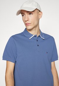 Tommy Hilfiger MONOTYPE UNDERCOLLAR  - Polo - faded indigo