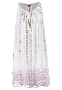 Robe maxi blanche sans manches avec motifs tribaux verticaux multicolores, encolure tressée avec pompons et accents de perles.