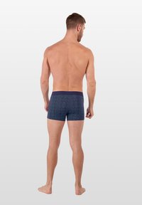 Námořnické modré boxerky s geometrickým vzorem, měkká tkanina, elastický pas, střih do poloviny stehna, navrženy pro pohodlí a dokonalé padnutí.