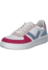 Zapatilla blanca con acentos en rosa, azul claro y gris suave; hecha de cuero y ante; cuenta con puntera perforada, cordones blancos y suela de goma gruesa.