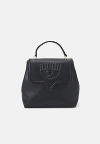 Bolso de mano negro con una forma estructurada, que presenta un emblema de ojo texturizado en la parte frontal y un asa superior. Accesorios en dorado.