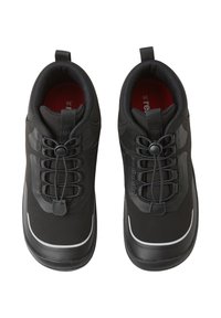 Scarpe nere impermeabili caratterizzate da un design elegante, lacci elastici, collo imbottito e una suola in gomma testurizzata. Accenti rossi all'interno.