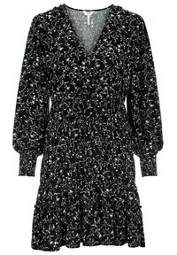 Robe noire avec un décolleté en V, de longues manches bouffantes et une taille froncée. Elle présente un motif floral en blanc et vert, avec un ourlet à volants en couches.