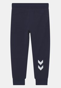 Dunkelblaue Jogginghose mit glatter Textur, ausgestattet mit einem weißen Chevron-Muster am linken Bein und gerippten Bündchen. Elastischer Bund.