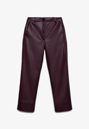 Pantaloni in ecopelle borgogna con vestibilità dritta, tasche frontali e chiusura a bottone. Presentano una texture liscia e un orlo cropped.