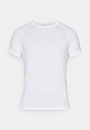 Camiseta blanca de manga corta con cuello redondo y un sutil logo de Puma en la parte superior izquierda. Está hecha de una tela ligera y suave.