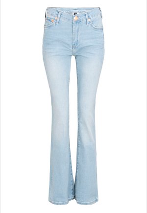 Lichtblauwe flared jeans van denim, met een hoge taille, twee voorkruiden en subtiele koperen knoopaccenten. Glad van textuur.