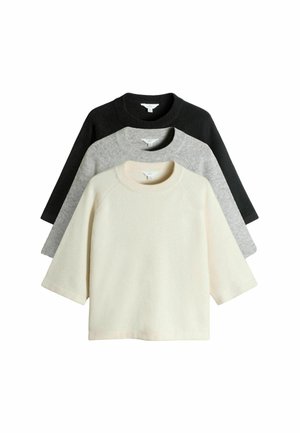 Trzy swetry z krótkim rękawem ułożone w stos: jeden czarny, jeden szary i jeden kremowy. Miękka tekstura, okrągły dekolt i rękawy raglanowe. Minimalistyczny design.