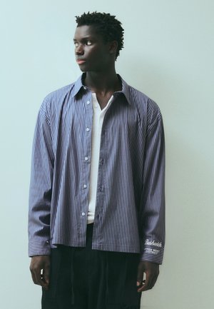 Bershka, STRIPED LONG SLEEVE BOXY FIT - SHIRT - Chemise - royal blue