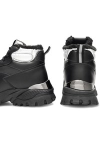 Mustad musta nahast ankle saapad valge pehme krae, hallide detailidega ja läikivate kroomist komponentidega; tekstureeritud kummitald robustse mustriga.