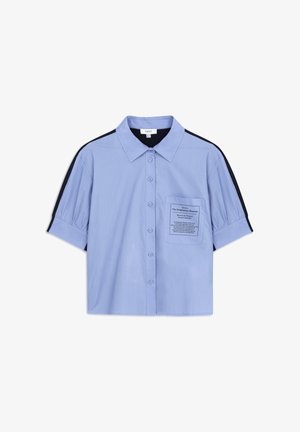 Himmelblaues Kurzarmhemd aus Baumwolle, mit einem schwarzen Schulterpanel und einer Brusttasche mit bedrucktem Text, Knopfverschluss vorne.