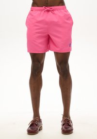Costumi da bagno rosa con elastico in vita e coulisse. Presenta tasche laterali e un logo sull'orlo inferiore. Tessuto morbido e leggero.