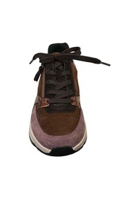 Vetersneaker met bruin suede en roze accenten, voorzien van een gestructureerd zijdetail en een zwarte rubberen zool.