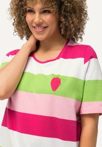 Ulla Popken STRIPED EMBROIDERED LOGO SHORT SLEEVE  - Triko s potiskem - fuchsia pink