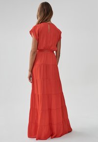 THE FATED TERISA - Vestito lungo - coral