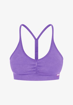 Sujetador deportivo morado con diseño de espalda nadadora, presenta un detalle fruncido en el frente, tejido suave y una banda acanalada. Pequeño logo en el costado.