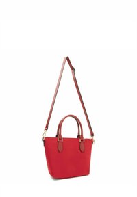 Rote Handtasche mit glatter Oberfläche, zwei Trageoptionen (Obenhenkel, abnehmbarer Schulterriemen) und goldfarbener Hardware-Akzentuierung.