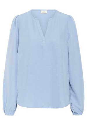 Blusa azul claro con mangas largas, escote en V y puños fruncidos. Fabricada en una tela texturizada con un corte relajado y un brillo sutil.