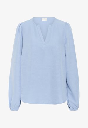 Blusa azul claro con mangas largas, escote en V y puños fruncidos. Fabricada en una tela texturizada con un corte relajado y un brillo sutil.