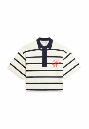 Camiseta tipo polo de manga corta blanca con rayas horizontales en azul marino, cuello azul marino y "TH" bordado en cursiva roja en el lado izquierdo del pecho.