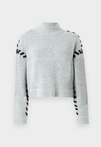 Pull à col roulé gris clair en maille avec des détails noirs le long des manches. Coupe courte avec manches longues et finition texturée.