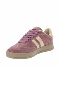 Różowe zamszowe sneakersy z kremowymi bocznymi paskami i fioletowymi sznurowadłami. Projekt ma niski obcas, wyściełany kołnierz i teksturowaną gumową podeszwę.