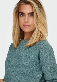 Maglione in lana teal con scollatura a girocollo classica e finitura testurizzata, dotato di maniche lunghe e vestibilità rilassata.