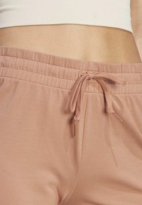 adidas Performance ESSENTIALS SLIM 3-STRIPES - Pantalón corto de deporte - clay strata/clear pink