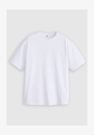 Biała bawełniana koszulka z krótkim rękawem, okrągłym dekoltem i luźnym krojem. Materiał wydaje się gładki, bez widocznych wzorów ani grafik.