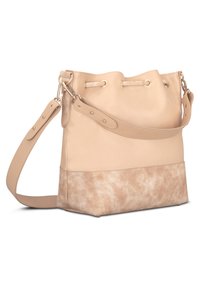 Őszibarack színű bőrtáska, amelynek alsó panelje textúrázott, arany színű fém kiegészítőkkel és állítható vállpánttal van díszítve.
