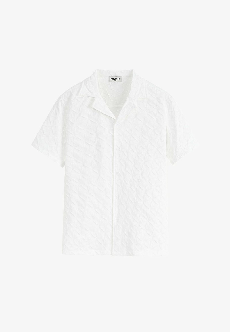 Chemise blanche à manches courtes avec un motif en losange, tissu texturé, col pointu et fermeture à boutons sur le devant.