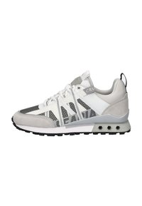 Baskets de sport gris clair et blanches en matériaux en maille et en daim, dotées d'un design à motifs texturés, d'une semelle épaisse et d'une languette de traction.