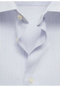 Kortekorte overhemd met verticale blauwe strepen op een witte achtergrond, voorzien van een klassieke kraag en twee witte knopen bij de sluiting.