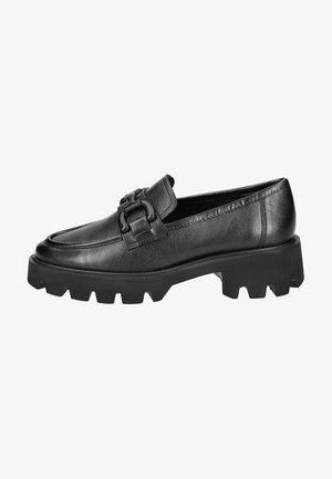 Mocassin en cuir noir avec une boucle décorative et une semelle épaisse et robuste. Texture lisse avec des détails de couture le long du dessus et des côtés.