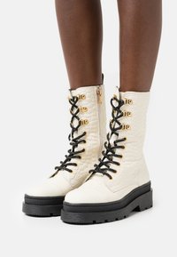 Scotch & Soda AUBRI - Plateaustøvletter - offwhite