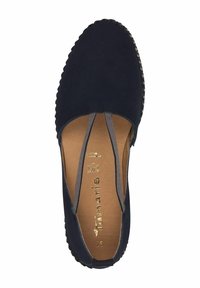 Mörkblå mocka espadrillos med rund tå, elastiska sidopaneler och kontrasterande jute trim längs sulan. Guldlogotyp inuti.