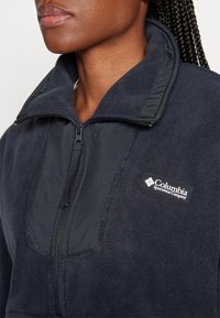 Marine fleece pull-over met halve rits, kraag en Columbia Sportswear-logo. Zachte textuur met contrasterend paneel bij de hals.