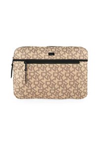 Funda para portátil en tela beige con un patrón de logotipos marrón, cierre con cremallera y un bolsillo frontal con cremallera negra. Textura suave.