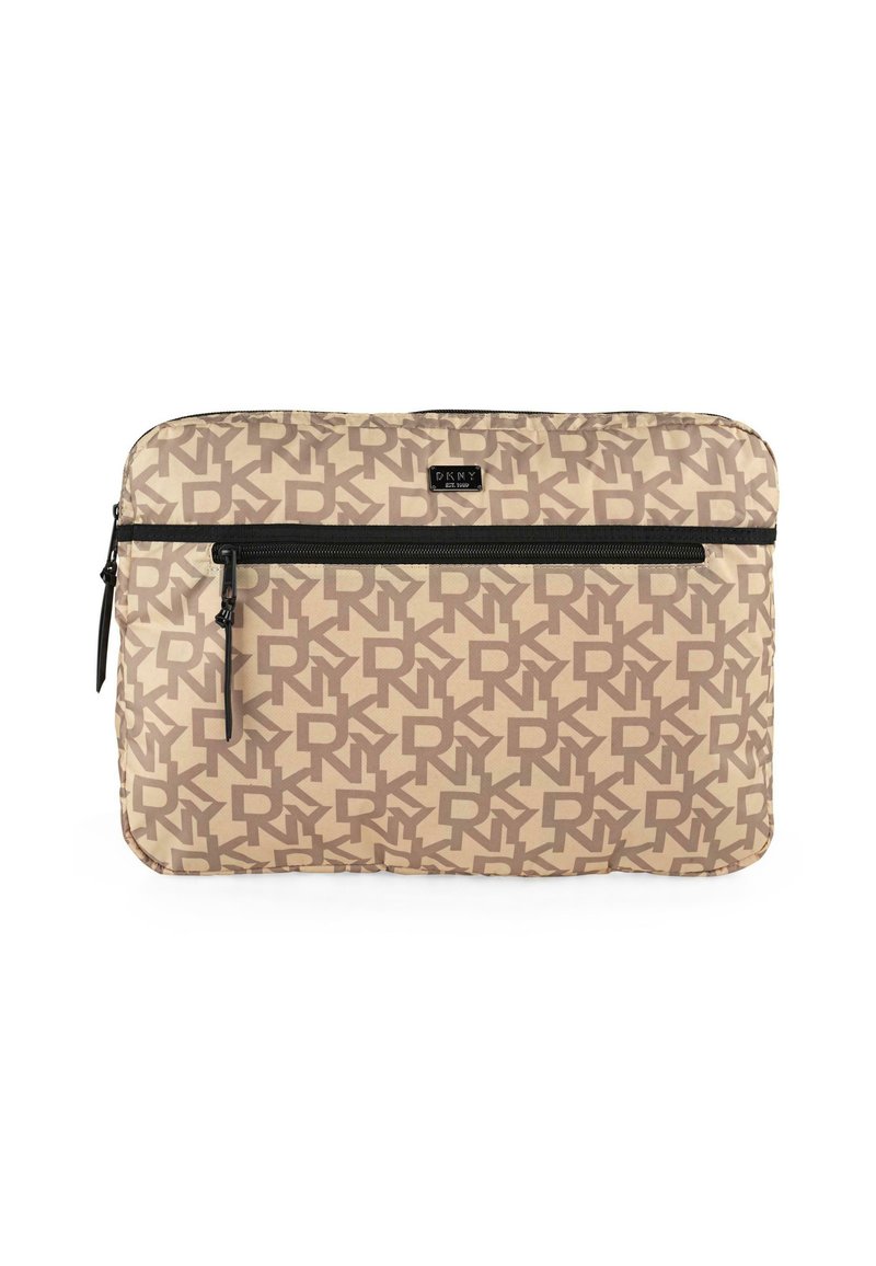 Funda para portátil en tela beige con un patrón de logotipos marrón, cierre con cremallera y un bolsillo frontal con cremallera negra. Textura suave.