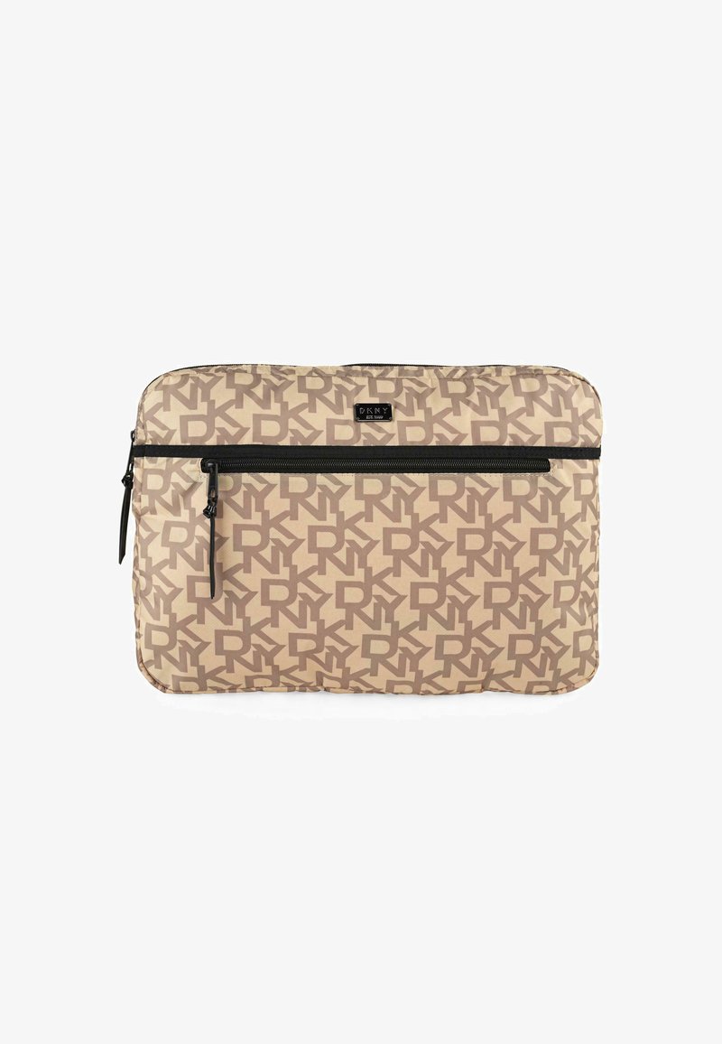 Funda para portátil en tela beige con un patrón de logotipos marrón, cierre con cremallera y un bolsillo frontal con cremallera negra. Textura suave.