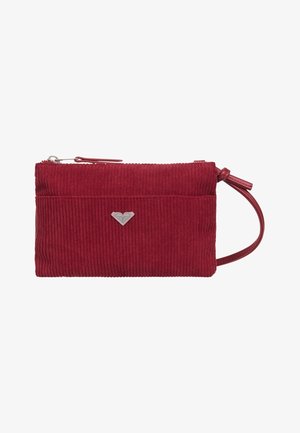 Kleines rechteckiges rotes Cord-Wristlet mit silbernem herzförmigem Emblem und Reißverschluss an der Oberseite.
